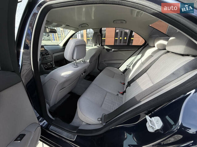 Синий Мерседес Ц-Класс, объемом двигателя 2.15 л и пробегом 348 тыс. км за 8700 $, фото 11 на Automoto.ua