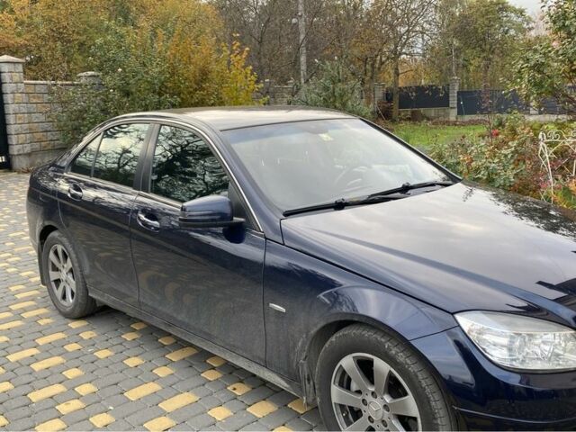 Синий Мерседес Ц-Класс, объемом двигателя 2.2 л и пробегом 330 тыс. км за 8000 $, фото 2 на Automoto.ua