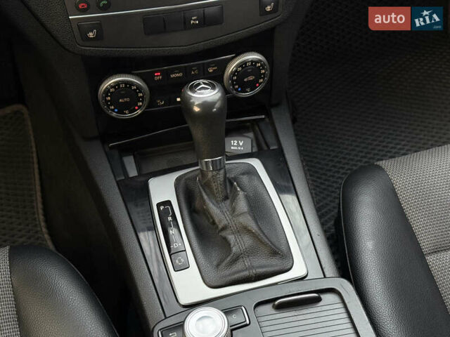 Синій Мерседес Ц-Клас, об'ємом двигуна 2.2 л та пробігом 315 тис. км за 9300 $, фото 26 на Automoto.ua