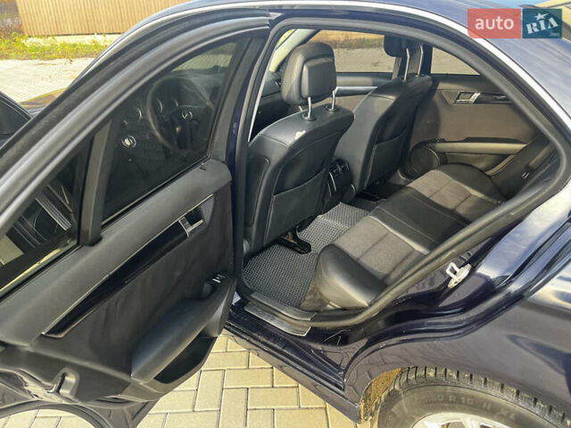 Синий Мерседес Ц-Класс, объемом двигателя 2.2 л и пробегом 331 тыс. км за 8500 $, фото 8 на Automoto.ua