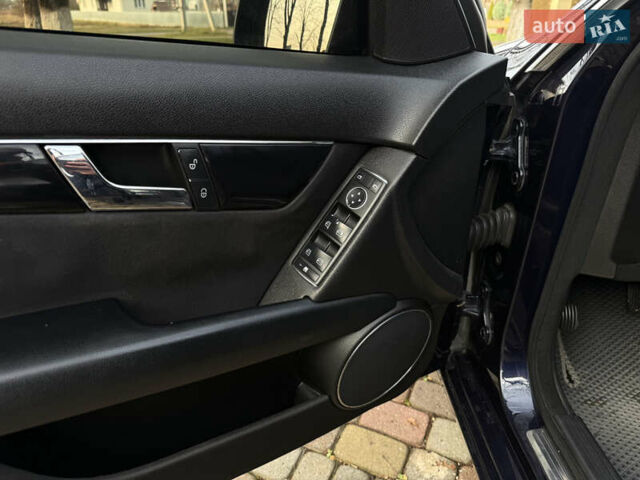 Синій Мерседес Ц-Клас, об'ємом двигуна 2.2 л та пробігом 315 тис. км за 9300 $, фото 34 на Automoto.ua