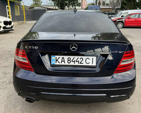 Синий Мерседес Ц-Класс, объемом двигателя 1.8 л и пробегом 216 тыс. км за 9000 $, фото 4 на Automoto.ua