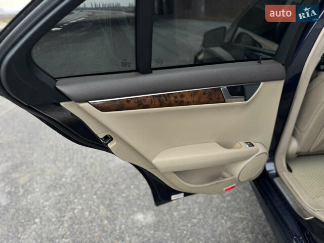 Синий Мерседес Ц-Класс, объемом двигателя 1.8 л и пробегом 220 тыс. км за 9950 $, фото 28 на Automoto.ua