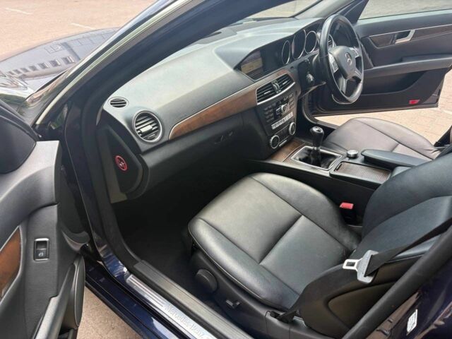 Синий Мерседес Ц-Класс, объемом двигателя 2.2 л и пробегом 200 тыс. км за 5450 $, фото 6 на Automoto.ua