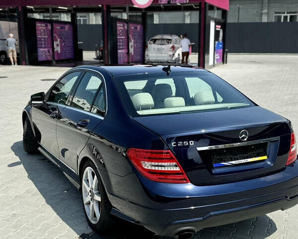 Синий Мерседес Ц-Класс, объемом двигателя 1.8 л и пробегом 171 тыс. км за 12000 $, фото 4 на Automoto.ua