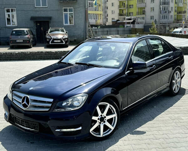 Синий Мерседес Ц-Класс, объемом двигателя 1.8 л и пробегом 171 тыс. км за 12000 $, фото 1 на Automoto.ua