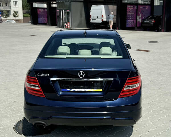 Синий Мерседес Ц-Класс, объемом двигателя 1.8 л и пробегом 171 тыс. км за 12000 $, фото 5 на Automoto.ua