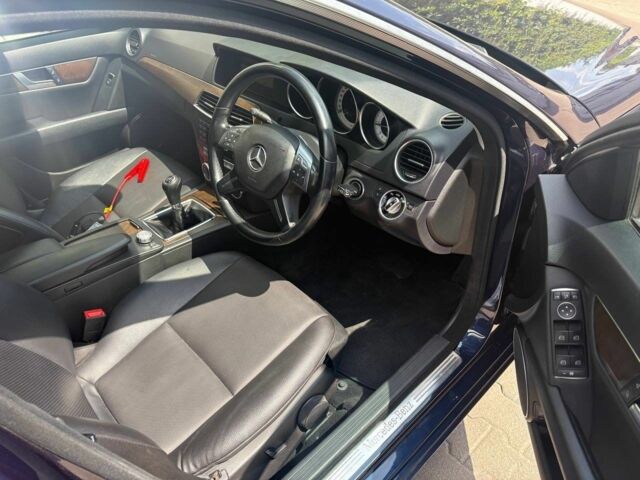 Синий Мерседес Ц-Класс, объемом двигателя 2.2 л и пробегом 200 тыс. км за 5450 $, фото 5 на Automoto.ua