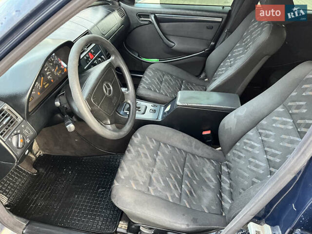 Синий Мерседес Ц-Класс, объемом двигателя 2.15 л и пробегом 605 тыс. км за 2600 $, фото 16 на Automoto.ua