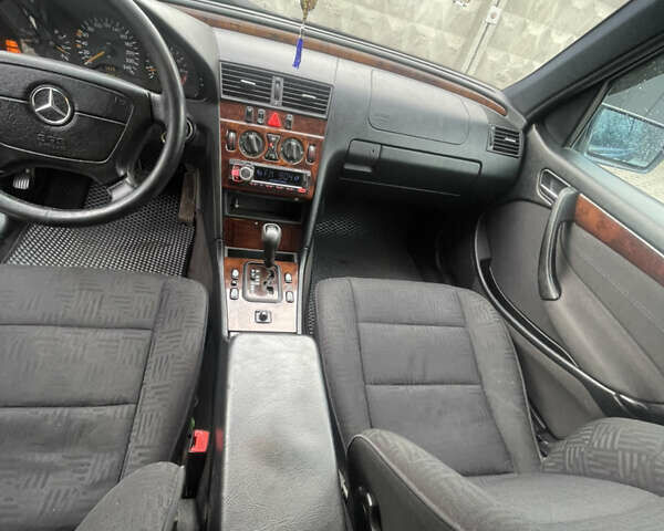 Синій Мерседес Ц-Клас, об'ємом двигуна 2 л та пробігом 460 тис. км за 3100 $, фото 11 на Automoto.ua