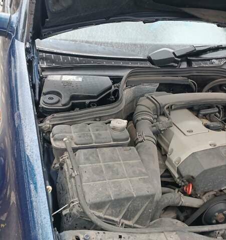 Синий Мерседес Ц-Класс, объемом двигателя 1.8 л и пробегом 250 тыс. км за 3000 $, фото 8 на Automoto.ua