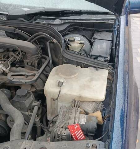 Синий Мерседес Ц-Класс, объемом двигателя 1.8 л и пробегом 250 тыс. км за 3000 $, фото 7 на Automoto.ua