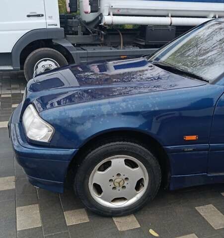 Синий Мерседес Ц-Класс, объемом двигателя 1.8 л и пробегом 250 тыс. км за 3000 $, фото 32 на Automoto.ua