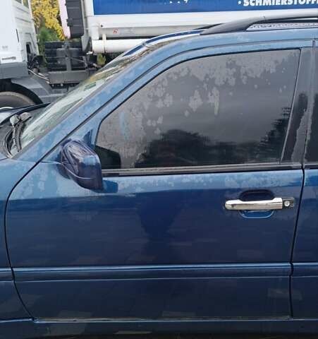 Синий Мерседес Ц-Класс, объемом двигателя 1.8 л и пробегом 250 тыс. км за 3000 $, фото 37 на Automoto.ua