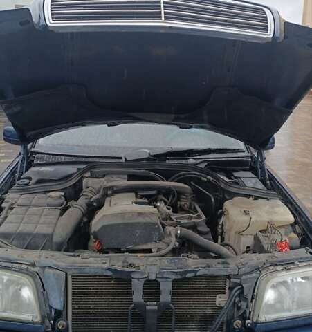 Синий Мерседес Ц-Класс, объемом двигателя 1.8 л и пробегом 250 тыс. км за 3000 $, фото 60 на Automoto.ua