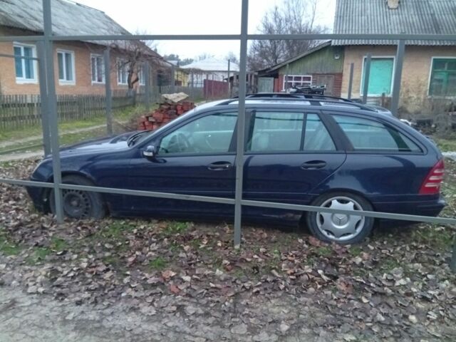 Синий Мерседес Ц-Класс, объемом двигателя 2.7 л и пробегом 250 тыс. км за 2900 $, фото 2 на Automoto.ua
