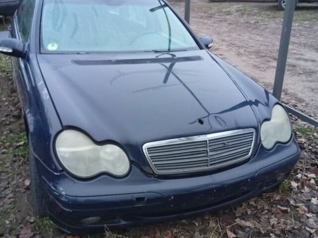 Синий Мерседес Ц-Класс, объемом двигателя 2.7 л и пробегом 250 тыс. км за 2900 $, фото 3 на Automoto.ua