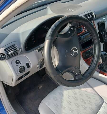 Синий Мерседес Ц-Класс, объемом двигателя 1.8 л и пробегом 330 тыс. км за 4000 $, фото 6 на Automoto.ua