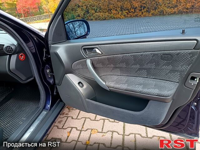 Синий Мерседес Ц-Класс, объемом двигателя 1.8 л и пробегом 284 тыс. км за 5400 $, фото 8 на Automoto.ua