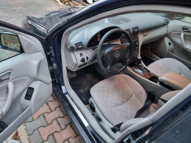 Синий Мерседес Ц-Класс, объемом двигателя 2.2 л и пробегом 350 тыс. км за 1850 $, фото 1 на Automoto.ua