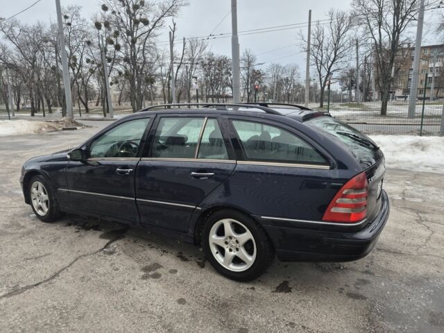 Синий Мерседес Ц-Класс, объемом двигателя 2 л и пробегом 440 тыс. км за 2600 $, фото 1 на Automoto.ua