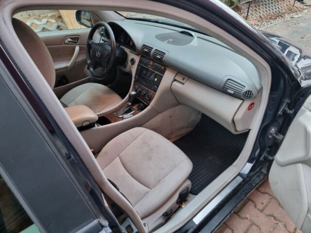 Синий Мерседес Ц-Класс, объемом двигателя 2.2 л и пробегом 350 тыс. км за 1850 $, фото 3 на Automoto.ua