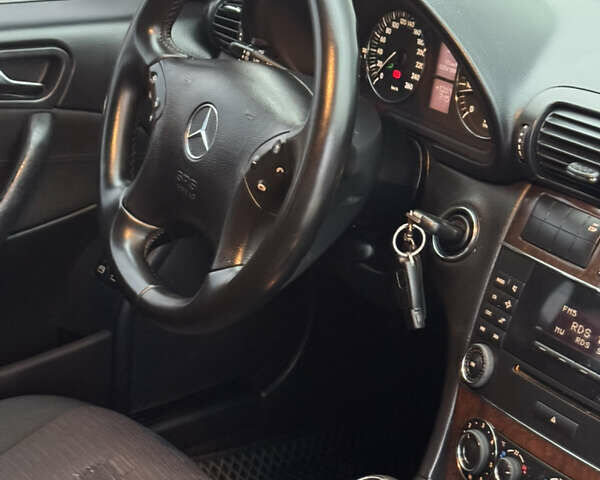 Синий Мерседес Ц-Класс, объемом двигателя 1.8 л и пробегом 285 тыс. км за 5450 $, фото 57 на Automoto.ua