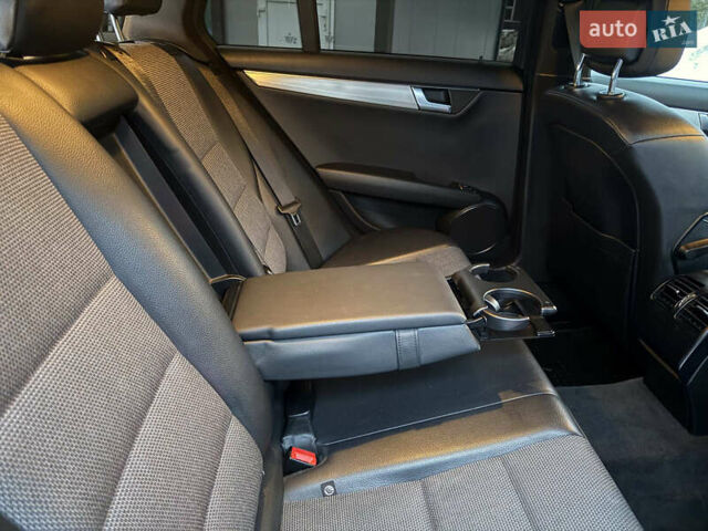 Синий Мерседес Ц-Класс, объемом двигателя 2.14 л и пробегом 395 тыс. км за 11000 $, фото 25 на Automoto.ua