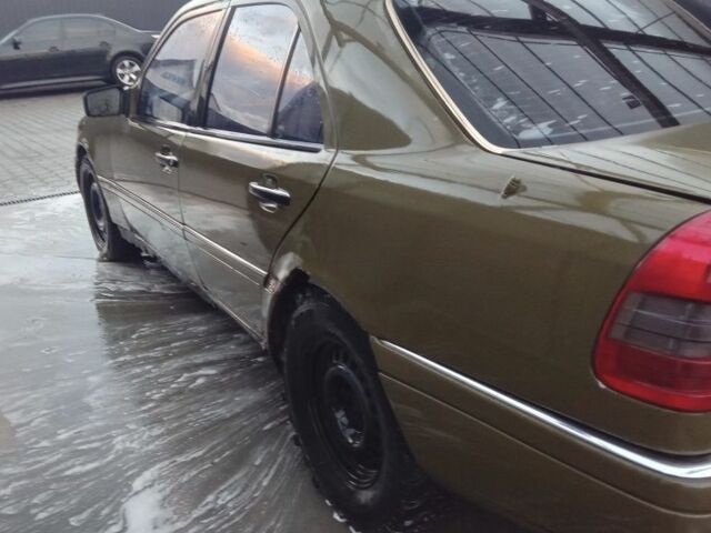 Зеленый Мерседес Ц-Класс, объемом двигателя 1.8 л и пробегом 300 тыс. км за 1000 $, фото 6 на Automoto.ua