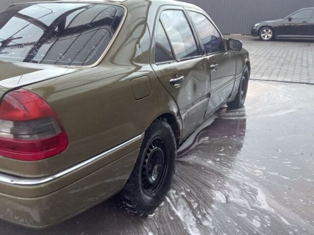 Зеленый Мерседес Ц-Класс, объемом двигателя 1.8 л и пробегом 300 тыс. км за 1000 $, фото 5 на Automoto.ua