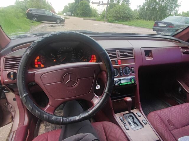 Зелений Мерседес Ц-Клас, об'ємом двигуна 0 л та пробігом 211 тис. км за 900 $, фото 6 на Automoto.ua