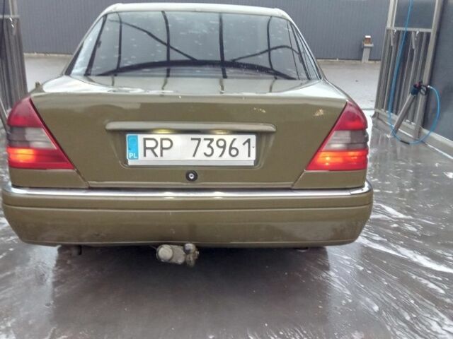 Зеленый Мерседес Ц-Класс, объемом двигателя 1.8 л и пробегом 300 тыс. км за 1000 $, фото 2 на Automoto.ua