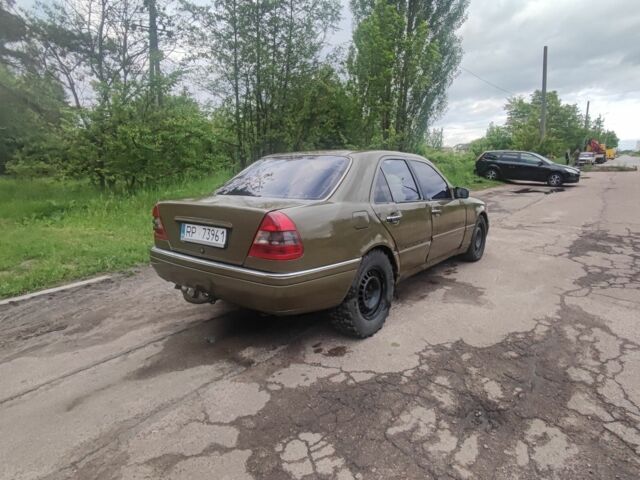 Зелений Мерседес Ц-Клас, об'ємом двигуна 0 л та пробігом 211 тис. км за 900 $, фото 1 на Automoto.ua