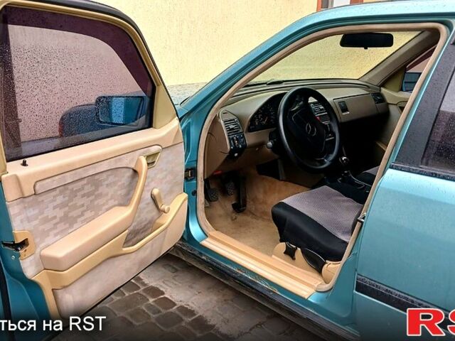 Зеленый Мерседес Ц-Класс, объемом двигателя 2.2 л и пробегом 320 тыс. км за 2600 $, фото 2 на Automoto.ua