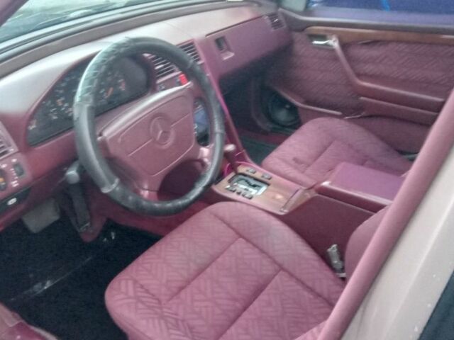 Зеленый Мерседес Ц-Класс, объемом двигателя 1.8 л и пробегом 300 тыс. км за 1000 $, фото 3 на Automoto.ua