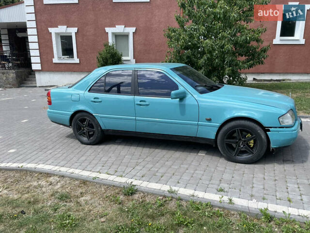 Зеленый Мерседес Ц-Класс, объемом двигателя 1.8 л и пробегом 360 тыс. км за 2500 $, фото 1 на Automoto.ua
