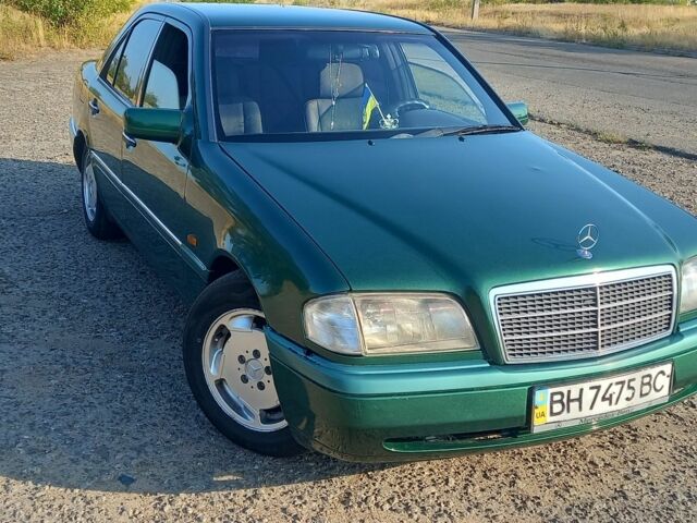 Зелений Мерседес Ц-Клас, об'ємом двигуна 2 л та пробігом 455 тис. км за 1999 $, фото 1 на Automoto.ua