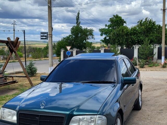 Зеленый Мерседес Ц-Класс, объемом двигателя 1.8 л и пробегом 400 тыс. км за 2650 $, фото 4 на Automoto.ua