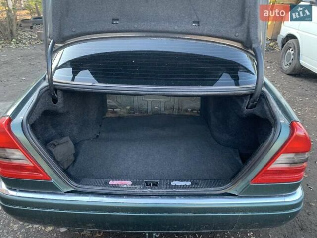 Зеленый Мерседес Ц-Класс, объемом двигателя 1.8 л и пробегом 400 тыс. км за 2200 $, фото 3 на Automoto.ua