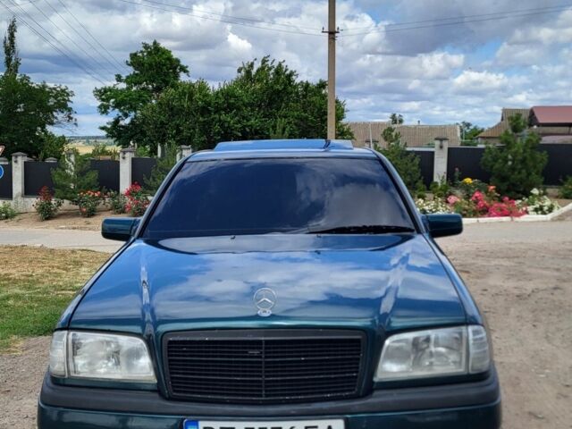 Зеленый Мерседес Ц-Класс, объемом двигателя 1.8 л и пробегом 400 тыс. км за 2650 $, фото 1 на Automoto.ua