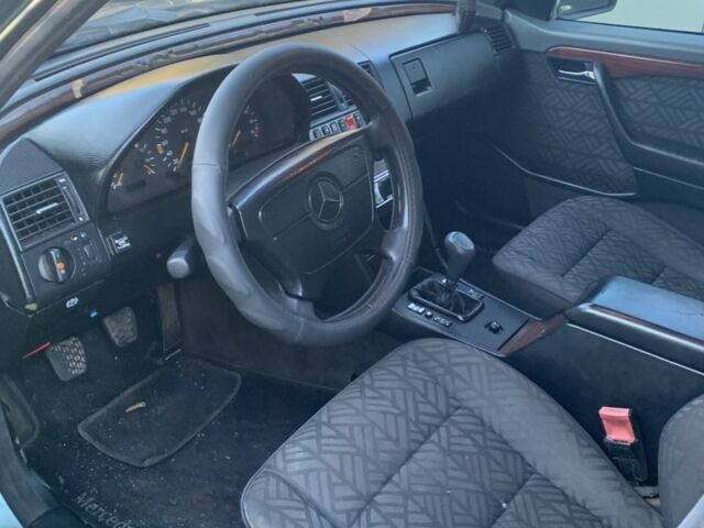 Зеленый Мерседес Ц-Класс, объемом двигателя 1.8 л и пробегом 400 тыс. км за 2100 $, фото 3 на Automoto.ua