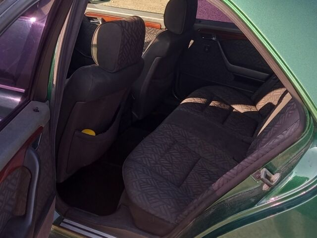 Зелений Мерседес Ц-Клас, об'ємом двигуна 2 л та пробігом 455 тис. км за 1999 $, фото 6 на Automoto.ua