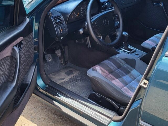 Зеленый Мерседес Ц-Класс, объемом двигателя 1.8 л и пробегом 400 тыс. км за 2650 $, фото 15 на Automoto.ua