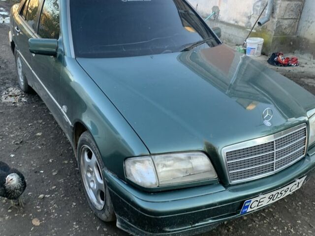 Зеленый Мерседес Ц-Класс, объемом двигателя 1.8 л и пробегом 400 тыс. км за 2100 $, фото 1 на Automoto.ua
