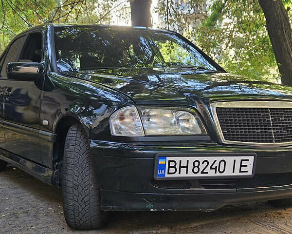 Зеленый Мерседес Ц-Класс, объемом двигателя 1.8 л и пробегом 310 тыс. км за 2499 $, фото 1 на Automoto.ua
