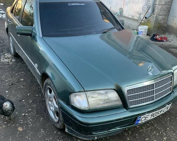 Зеленый Мерседес Ц-Класс, объемом двигателя 1.8 л и пробегом 400 тыс. км за 2200 $, фото 1 на Automoto.ua