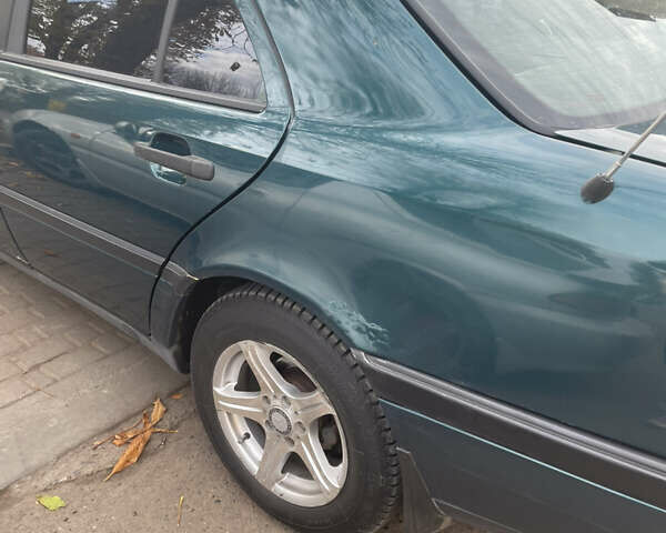 Зеленый Мерседес Ц-Класс, объемом двигателя 1.8 л и пробегом 361 тыс. км за 3300 $, фото 5 на Automoto.ua