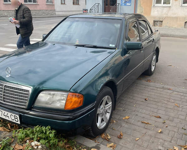 Зеленый Мерседес Ц-Класс, объемом двигателя 1.8 л и пробегом 361 тыс. км за 3300 $, фото 7 на Automoto.ua