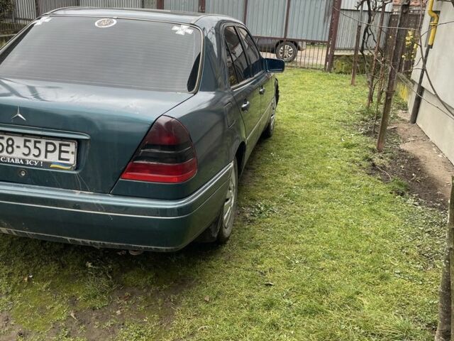 Зеленый Мерседес Ц-Класс, объемом двигателя 2 л и пробегом 250 тыс. км за 1650 $, фото 3 на Automoto.ua