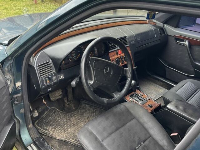 Зеленый Мерседес Ц-Класс, объемом двигателя 2 л и пробегом 250 тыс. км за 1650 $, фото 4 на Automoto.ua